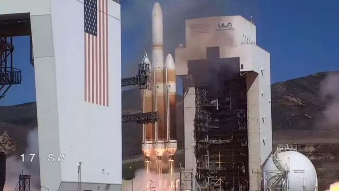 Roket United Launch Alliance (ULA) Delta 4 Heavy membawa satelit mata-mata AS.