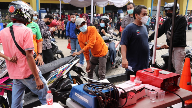 Pemprov DKI Jakarta terus menggelar uji emisi bagi pemilik kendaraan.