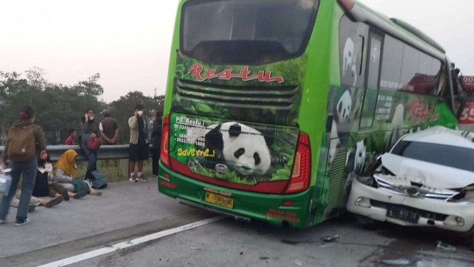 Kondisi bus Restu dan empat kendaraan lainnya yang terlibat kecelakaan beruntun.