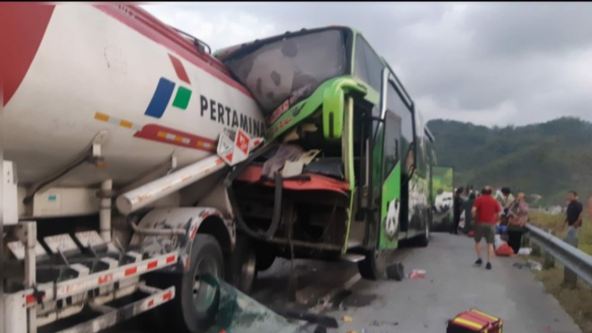 Peristiwa kecelakaan maut terjadi di Jalan Tol KM 77 Malang-Surabaya.