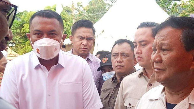 Prabowo Tinjau Tetangganya yang Alami Pergeseran Tanah di Bojong Koneng