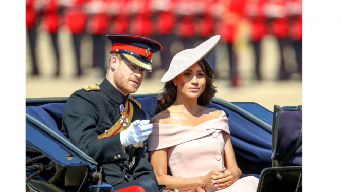 Gaun off shoulder Meghan Markle saat acara Trooping of Colour