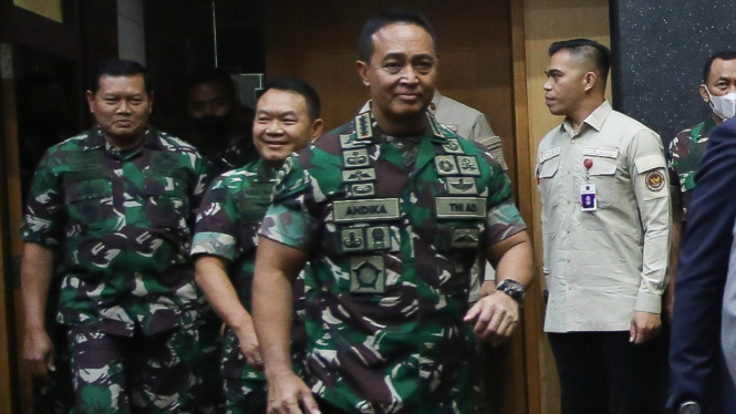 Jenderal Andika Perkasa (depan) dan Panglima TNI Laksamana Yudo Margono (kiri)
