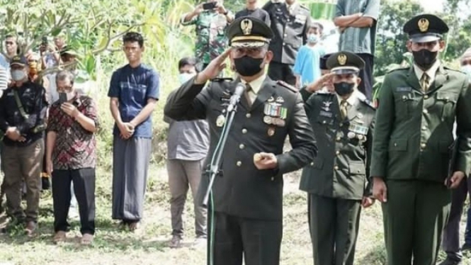 VIVA Militer: Kolonel Inf Achiruddin pimpin pemakaman Mayor Inf Nurul