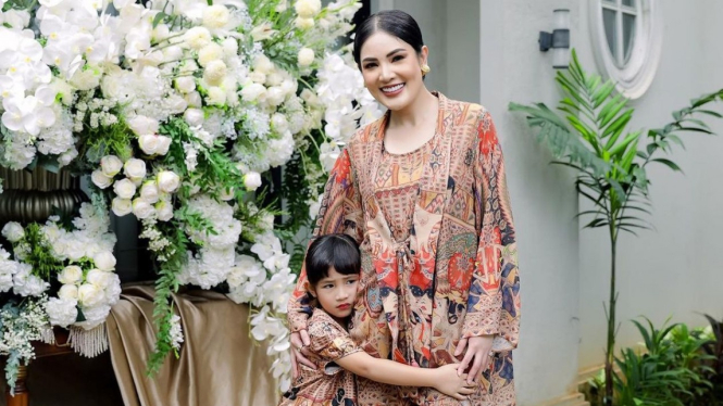 Nindy Ayunda bersama sang putri, Akifa Dhinara Parasady Harsono