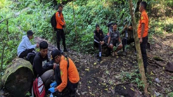 Proses evakuasi Tim SAR terhadap para pendaki di Gunung Soputan Minahasa Tenggar