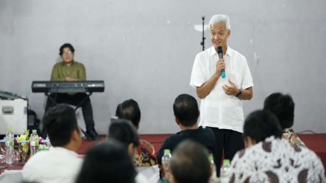 Gubernur Jawa Tengah Ganjar Pranowo (baju putih)