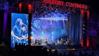 Tampil di JogjaROCKarta 2022, God Bless Puji Keindahan Tebing Breksi