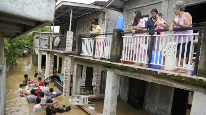 Topan super Noru hantam Filipina menyebabkan banjir.