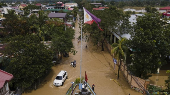 Topan super Noru hantam Filipina menyebabkan banjir.