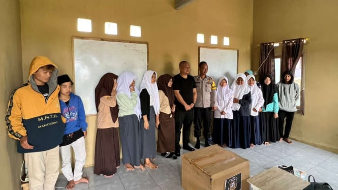 Kisah Polisi Bangun Sekolah dan Didik Siswa Putus Sekolah