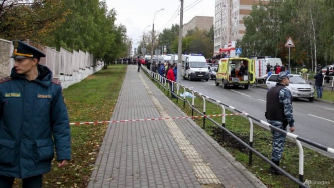 Polisi memeriksa lokasi penembakan di Sekolah Rusia.