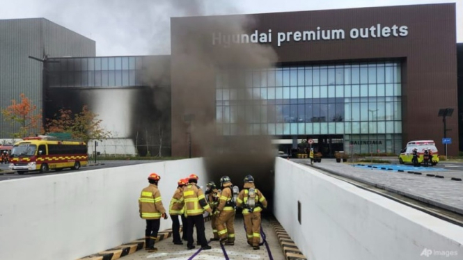 Pemadam kebakaran berusaha memadamkan api di sebuah pusat perbelanjaan di kota Daejeon, Korea Selatan.