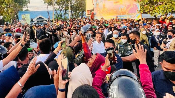 Warga Baubau antusias sambut kedatangan Presiden Jokowi