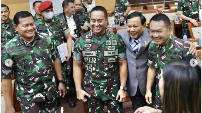 Kompaknya Panglima TNI Andika dengan KSAD Dudung usai rapat di DPR.