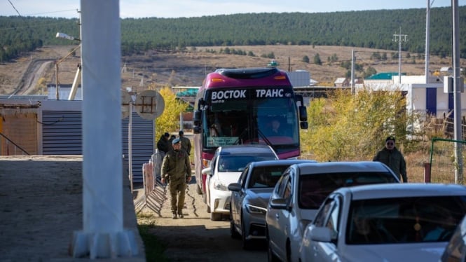 Antrean panjang mobil berbaris di perbatasan Rusia ke Mongolia.