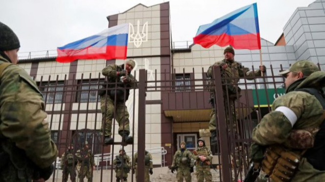 VIVA Militer: Pasukan separatis Luhansk mengibarkan bendera Rusia di Ukraina