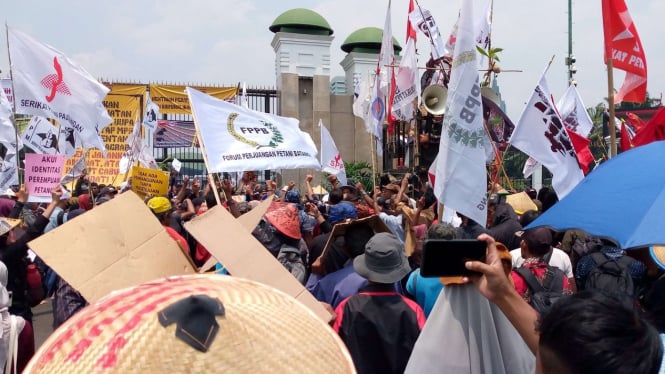 Unjuk Rasa Massa Memperingati Hari Tani di DPR