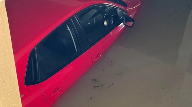 Mobil VW Polo terendam banjir di India.
