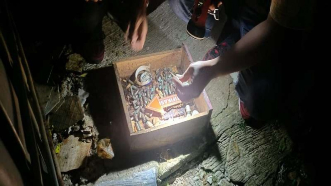 Penemuan granat dan amunisi senjata api di Bekasi.