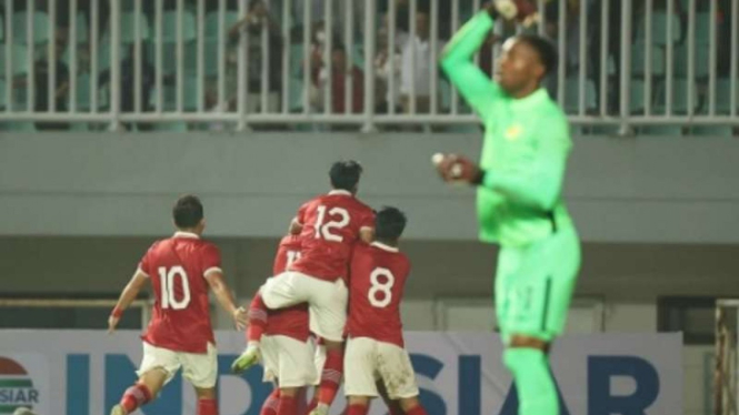 Pemain Timnas Indonesia rayakan gol Dimas Drajad