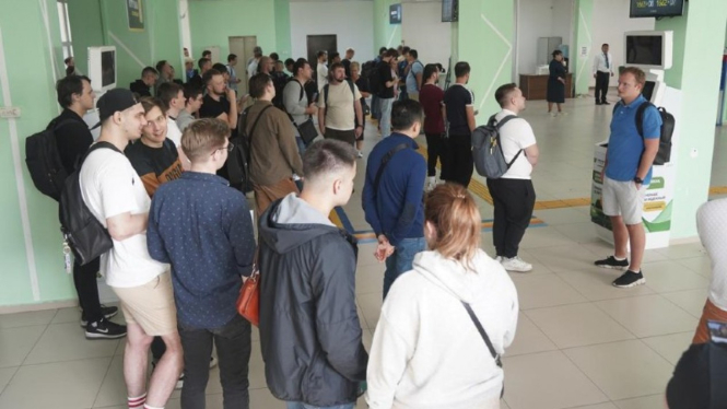 Sekitar 98.000 warga Rusia mengungsi ke Kazakhstan.
