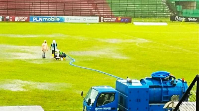 Kondisi Stadion Teladan tergenang air pasca hujan turun