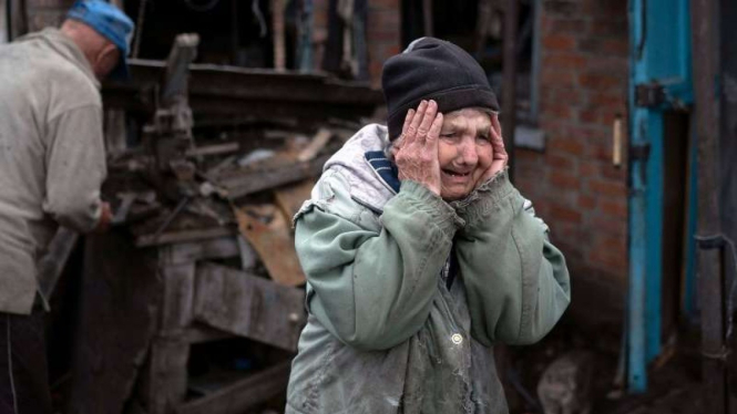 Warga Valentina Bondarenko menangis saat rumahnya hancur saat serangan Rusia 