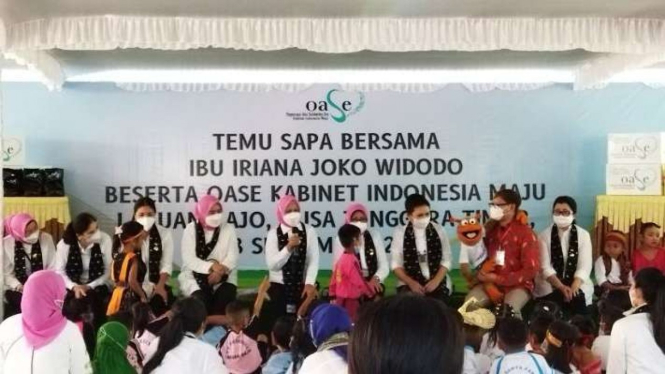 Ibu Negara Iriana Joko Widodo dan rombongan OASE KIM membacakan dongeng.