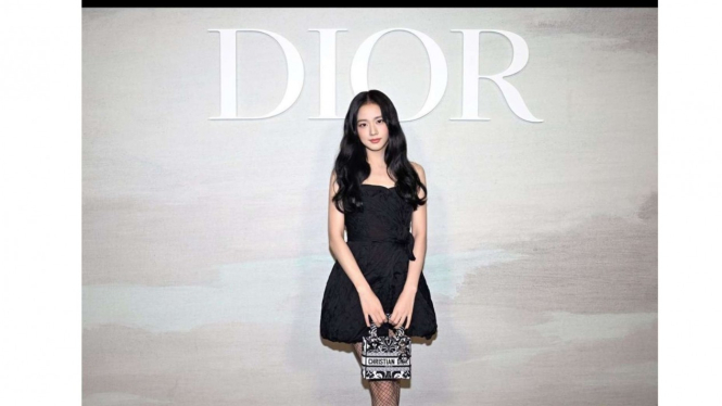 Jisoo di acara Dior di Paris Fashion Week