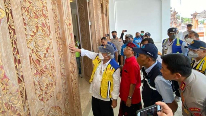 Menteri PUPR Basuki Hadimuljono cek ruang VVIP Bandara Ngurah Rai.