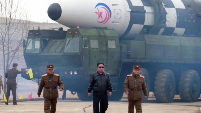 VIVA Militer: Kim Jong-un di depan rudal balistik nuklir Hwasong-17
