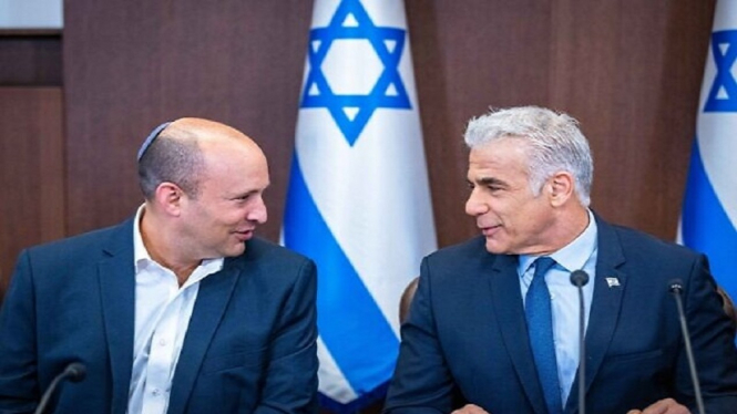 Perdana Menteri Israel Yair Lapid (kanan) bersama eks PM Israel Naftali Bennett