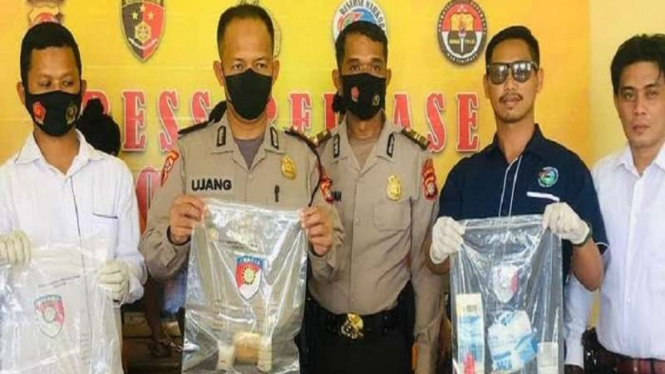 Polisi gelar jumpa pers penangkapan tiga TKI yang edarkan sabu di Majene Sulbar.