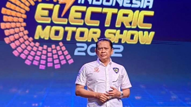 Ketua MPR RI Bambang Soesatyo saat menghadiri Pameran Indonesia Electric Motor Show (IEMS) 2022 di JCC Senayan, Jakarta, Kamis, 29 September 2022.