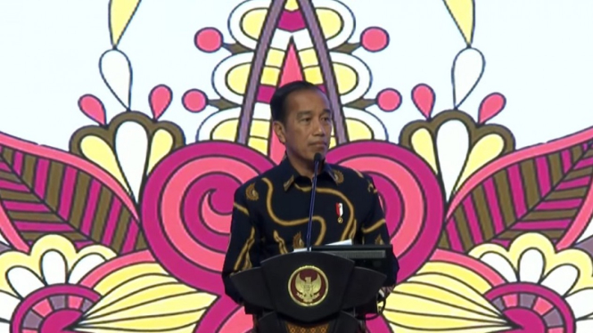 Jokowi menyampaikan arahan kepada seluruh pejabat di JCC