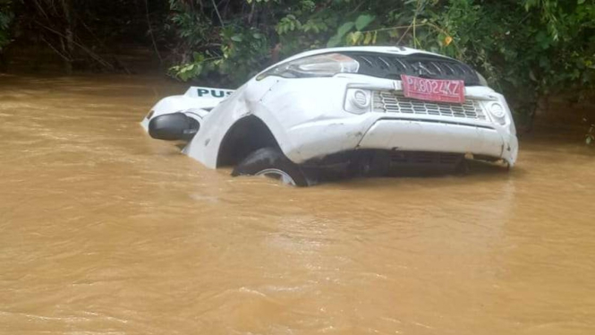 Mobil Ambulance keseret banjir di nabire Papua.