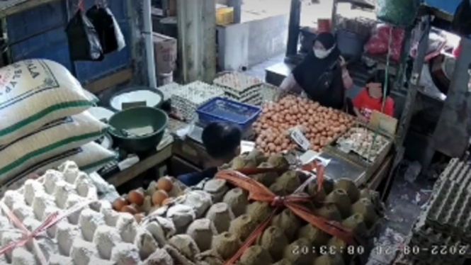 Viral Ibu Membiarkan Anaknya Mencuri Telur Pedagang, Terekam CCTV