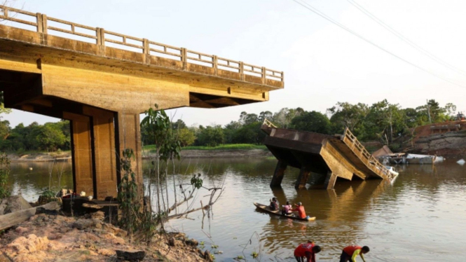 Jembatan runtuh saat kendaraan melintas di Amazon Brasil