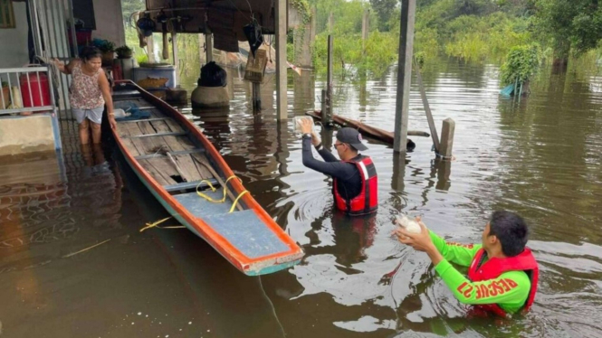 petugas mengevakuasi warga Thailand yang terkena banjir