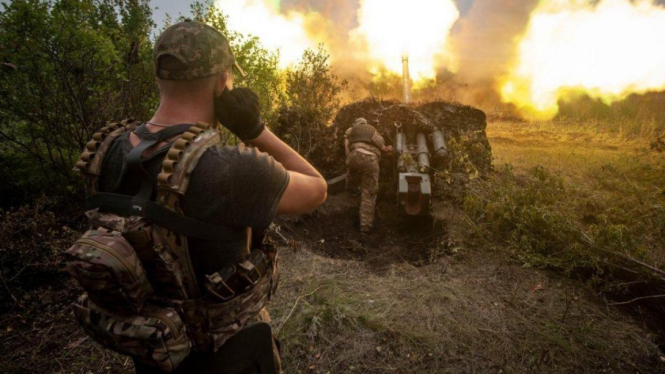 VIVA Militer: Serangan meriam Angkatan Bersenjata Ukraina ke basis militer Rusia
