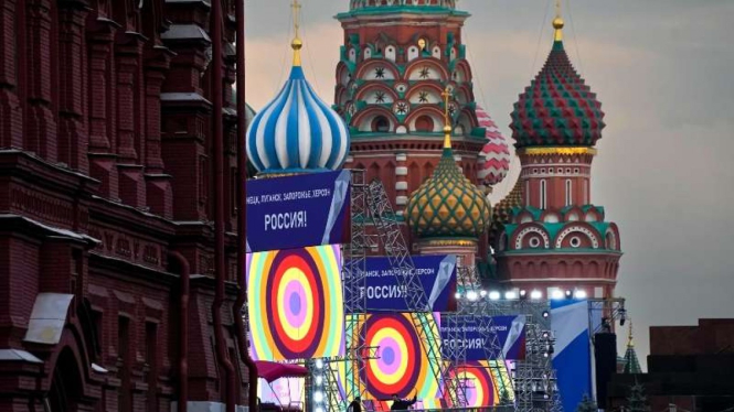 Persiapan konser Red Square Moskow yang menyambut wilayah hasil referendum
