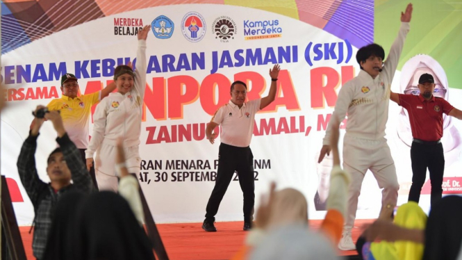 Menpora RI Zainudin Amali mengikuti senam bareng peserta peserta yang mencapai seribu orang di Universitas Negeri Makassar (UNM).
