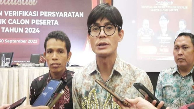  KPU RI August Mellaz didampingi anggota KPU Kalimantan Selatan Edy Ariansyah memberikan keterangan kepada wartawan di Banjarmasin, Kalimantan Selatan, Jumat, 30 September 2022.