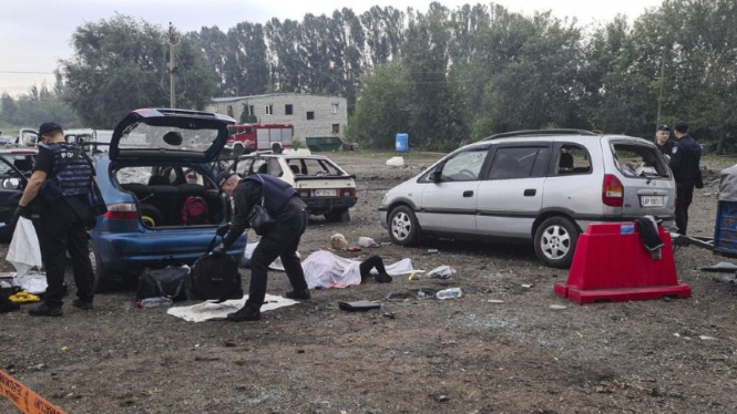 Serangan rudal menghantam pasar mobil di Ukraina selatan menewaskan 23 orang.