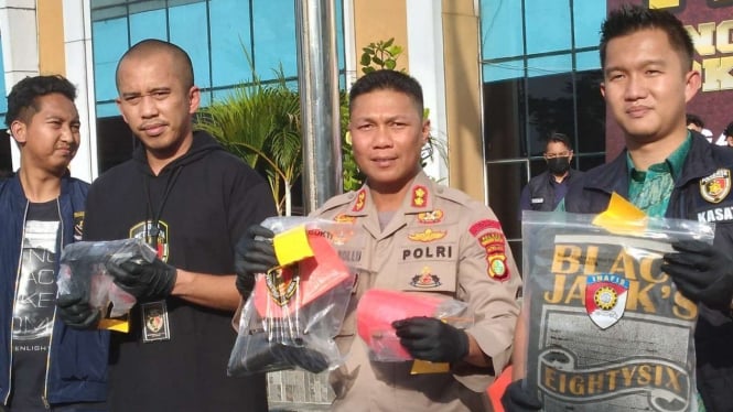 Kapolres Tangerang Selatan AKBP Sarly Sollu menunjukkan barang bukti perampokan.