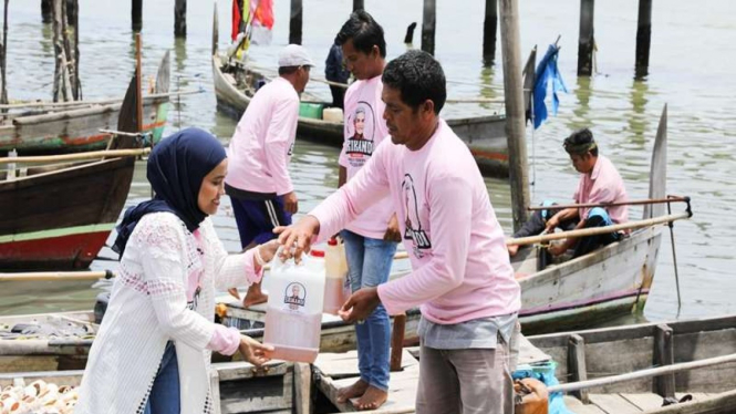 Srikandi Ganjar Sumatera Utara (Sumut) bagikan solar ke nelayan
