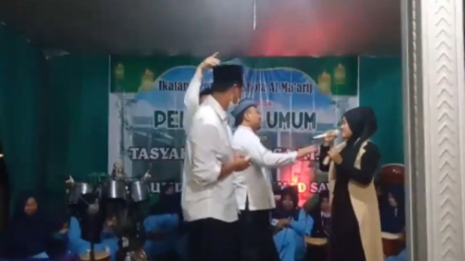 Viral Video Pengajian Diisi Joget Plus Nyawer Biduan Berjilbab Viral Video Pengajian Diisi Joget Plus Nyawer Biduan Berjilbab