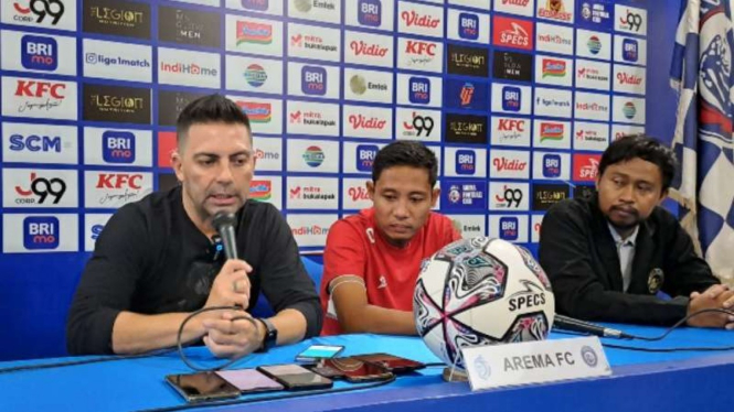 Pelatih Arema FC Javier Roca dan Evan Dimas