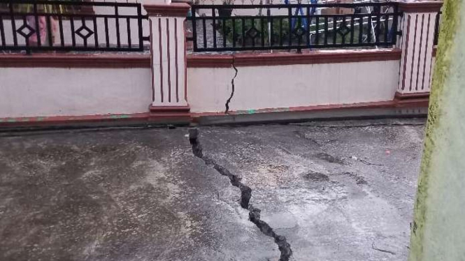 Jalan retak akibat Gempa di Tapanuli Utara.